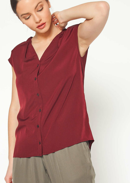 Women's Basic Sleeveless V Neck Button Top In Burgundy