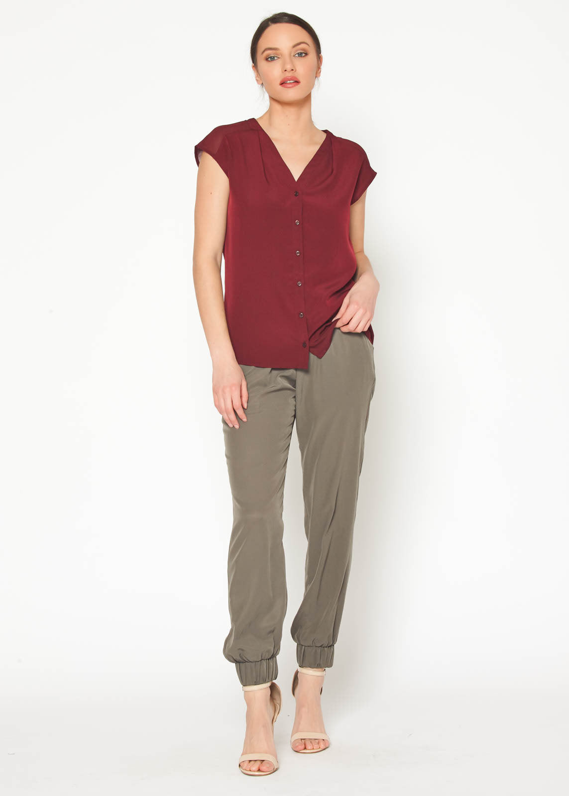 Women's Basic Sleeveless V Neck Button Top In Burgundy